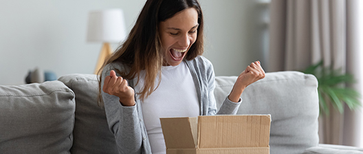 Dank erfolgreichem Contentmarketing ist die Frau glücklich mit ihrem neuen Produkt